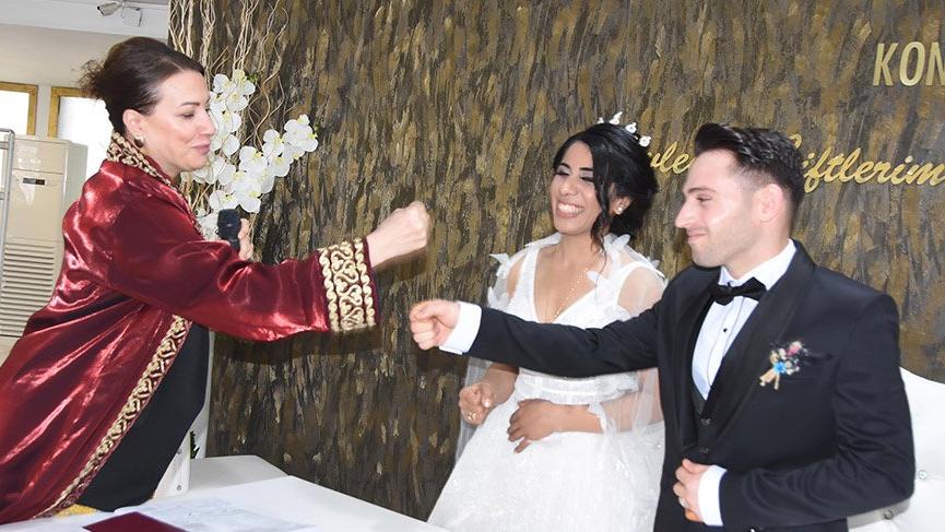 Corona nedeniyle nikah memuru ile tokalaşmadılar