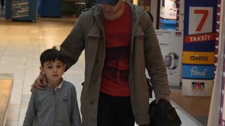 Kaan Tangöze ve oğlu Volkan alışverişte