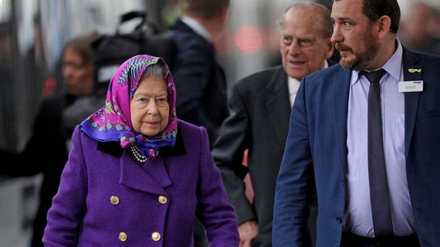 Kraliçe Elizabeth Buckingham Sarayı’na dönüyor