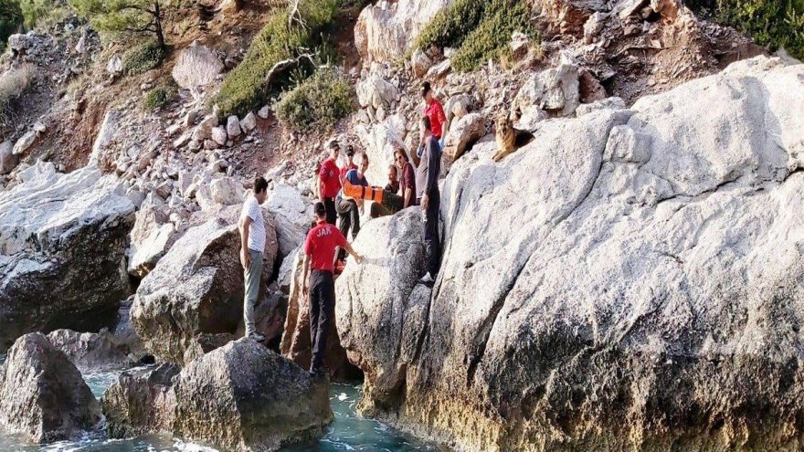 Kabak Koyu’nda kayalıklardan düşen kişiyi JAK ekipleri kurtardı