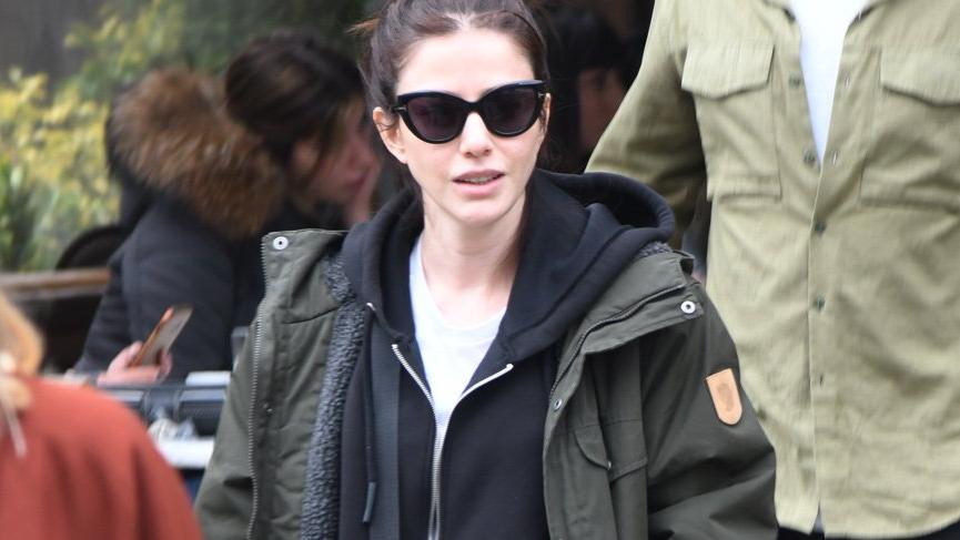 Özge Gürel’den partneri Can Yaman’a destek!