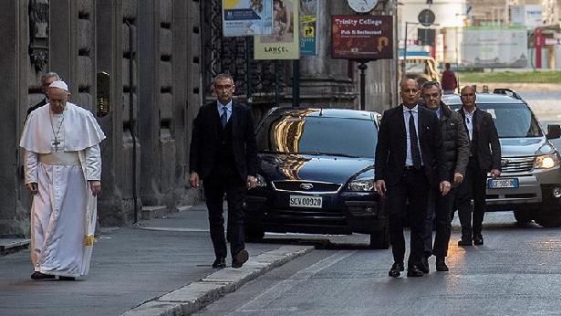 Virüsün kırıp geçirdiği İtalya’dan çarpıcı kare! Papa’dan boş sokaklarda corona duası