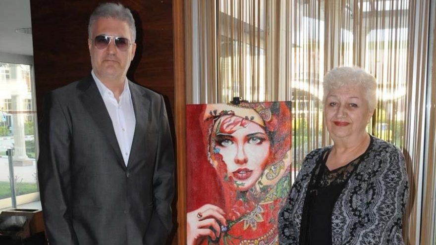 Tamer Karadağlı’nın ressam annesi sergi açtı