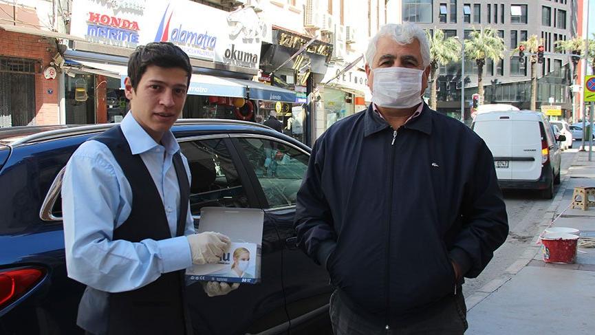 Fırsatçılara inat bedava maske dağıtıyor
