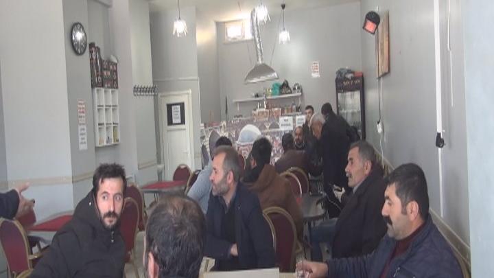 Kapalı olması gerekiyordu, okey oynarken yakalandılar