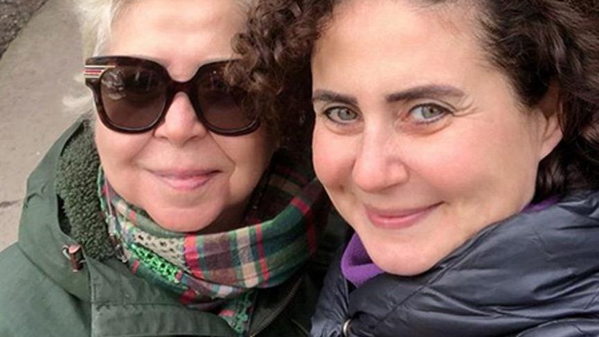 Esra Akkaya annesiyle birlikte Londra’dan döndü