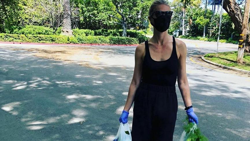 Gwyneth Paltrow, maskesini taktı, eldivenini giydi alışverişe çıktı