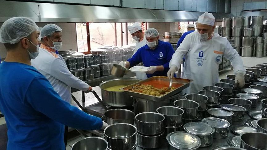 Üsküdar’da yaşlı ve kronik hastalığı olanlar için özel yemekler yapılıyor