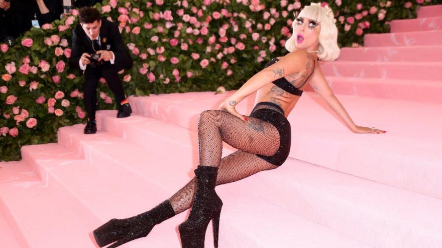 Lady Gaga’dan corona virüsü nedeniyle zorunlu rötar