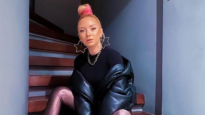 Ece Seçkin karantinadan yüzünü streç filmle sardı