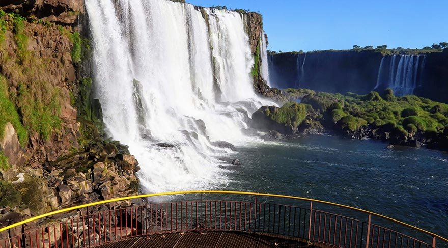 Bunlar arasında, dünyanın en büyüğü olma ünvanına sahip Iguazu Şelalaleleri de yer alıyor.