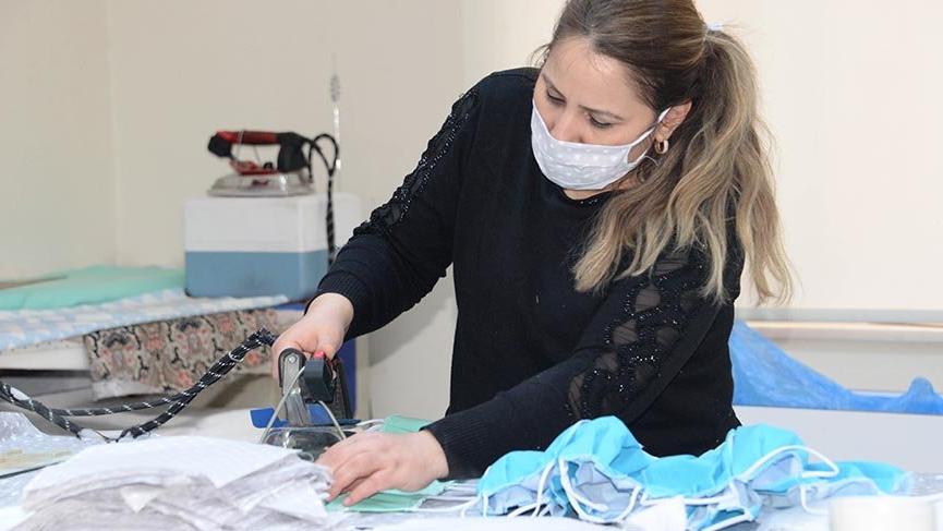 Gönüllü kadınlar buluşup, günde 2 bin maske üretiyor
