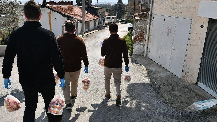 İhtiyaç sahiplerine çorba ve ekmek dağıtılıyor
