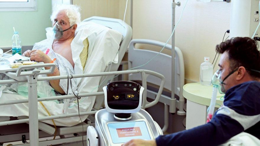 Corona virüsünün en çok vurduğu İtalya’da çarpıcı görüntü: Robotlar devreye girdi