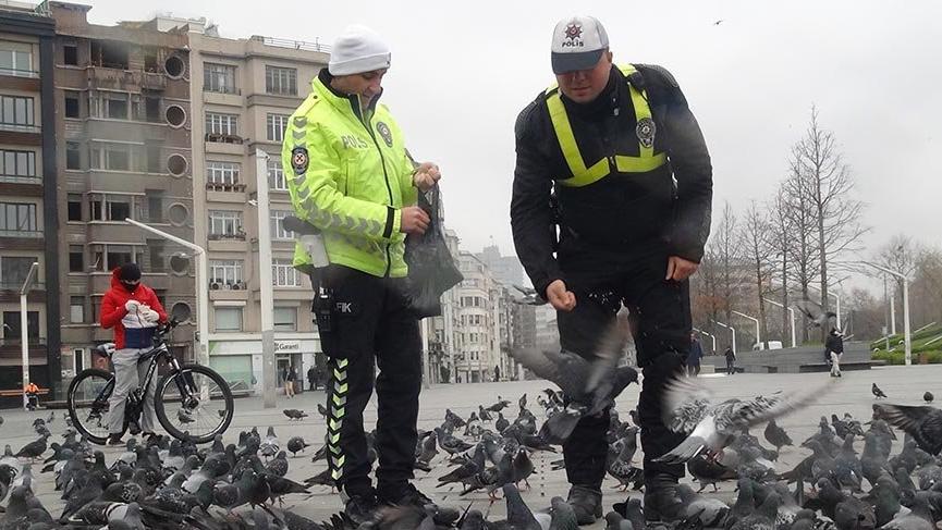 Taksim’de aç kalan güvercinleri trafik polisleri besledi