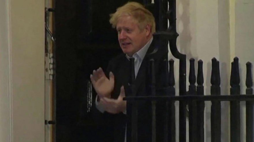 Karantinadaki Boris Johnson’dan endişelendiren görüntü!