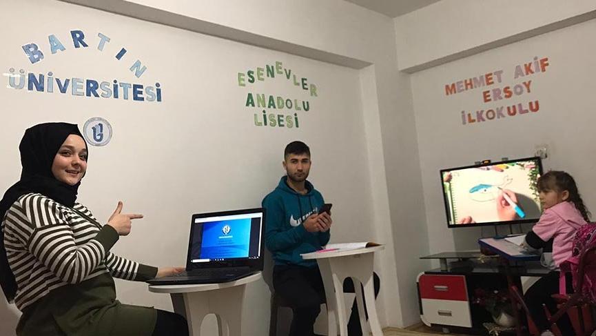 Evin bir odasında 3 farklı okul oluşturdular
