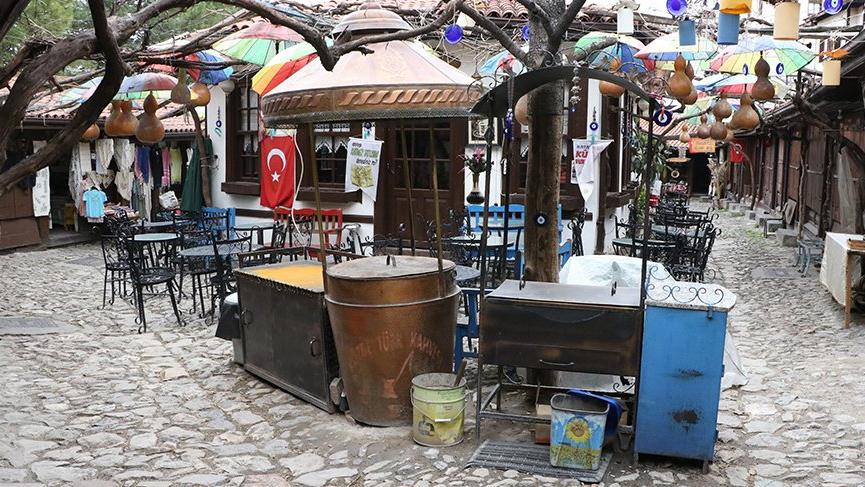 Bir umutla dükkanlarını açıyorlar