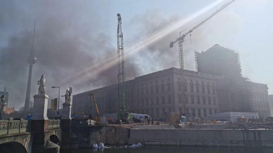 Berlin’de korkutan yangın: Dumanlar yükseliyor