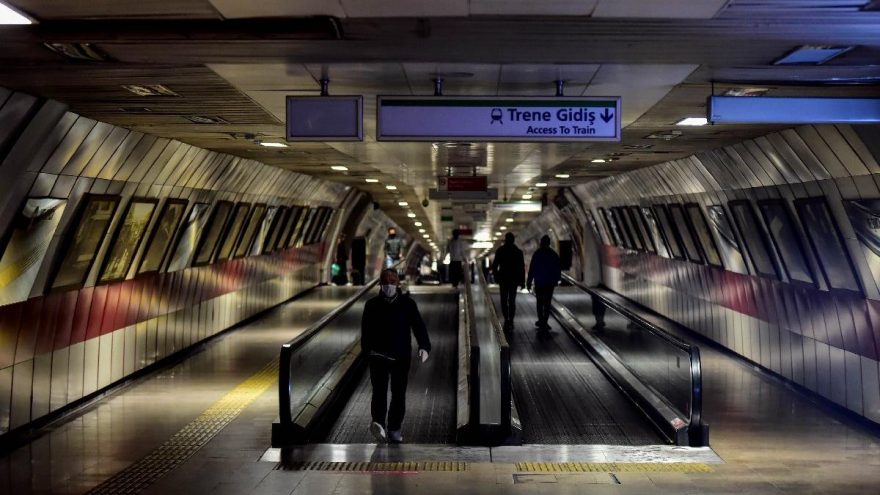 İstanbul metrolarında corona virüsü sessizliği