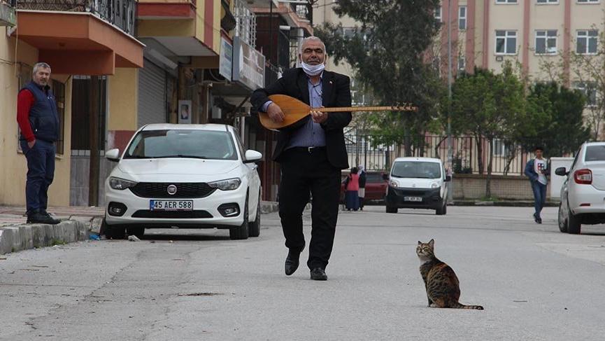 ‘Aşık’ muhtardan mahalle sakinlerine konser