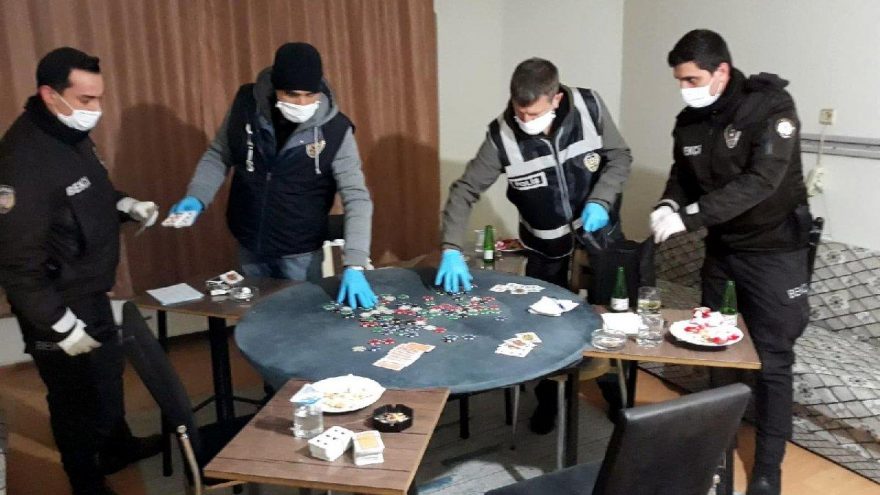 Eve kapanıp kumar oynayan 13 kişiye 39 bin lira ceza