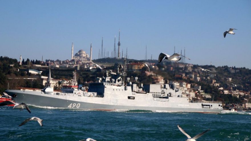 Rus savaş gemileri peş peşe İstanbul Boğazı’ndan geçti