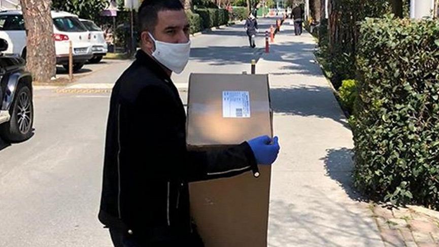 Arda Turan’dan sağlık çalışanlarına maske