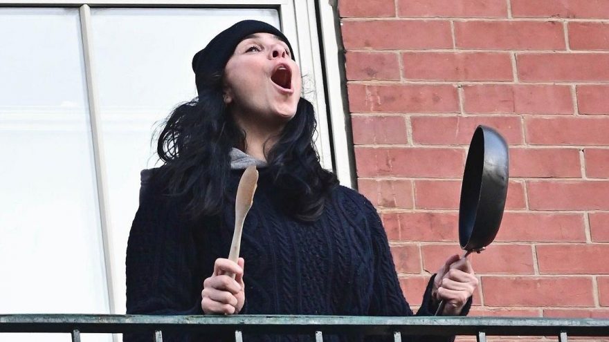 Sarah Silverman, salgında çalışanlara balkondan destek verdi