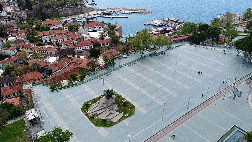 Meydanlar sokak hayvanlarına kaldı