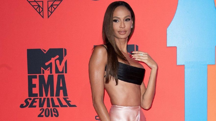 Joan Smalls’tan karantinada sabah duşu