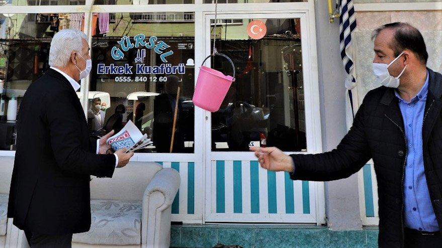 Belediye başkanı halka Sözcü ve ekmek dağıttı!