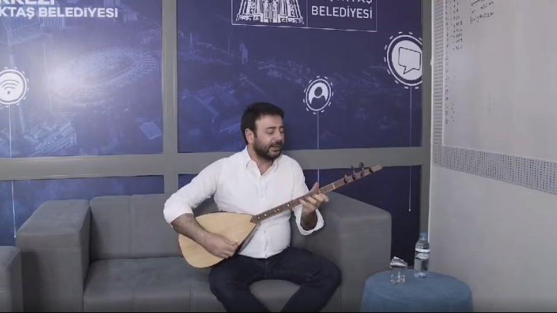 Belediye Başkanı vatandaşlara türkü söyledi, sesiyle mest etti
