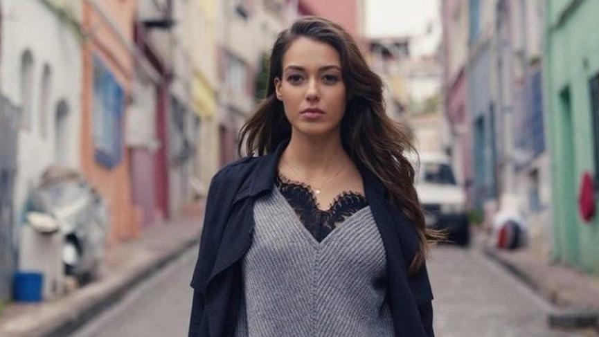 Evinde spor yapan oyuncu Dilan Çiçek Deniz, amuda kalkarak poz verdi