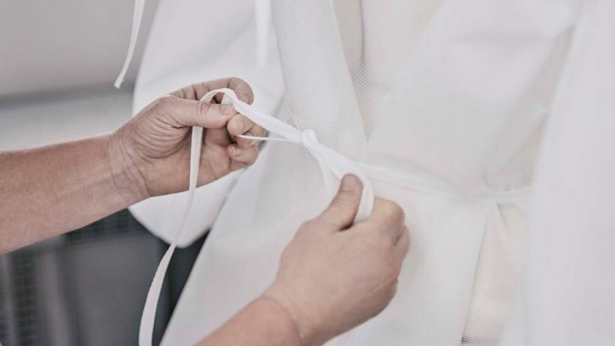 Louis Vuitton, Paris hastaleneleri için önlük üretimine başladı