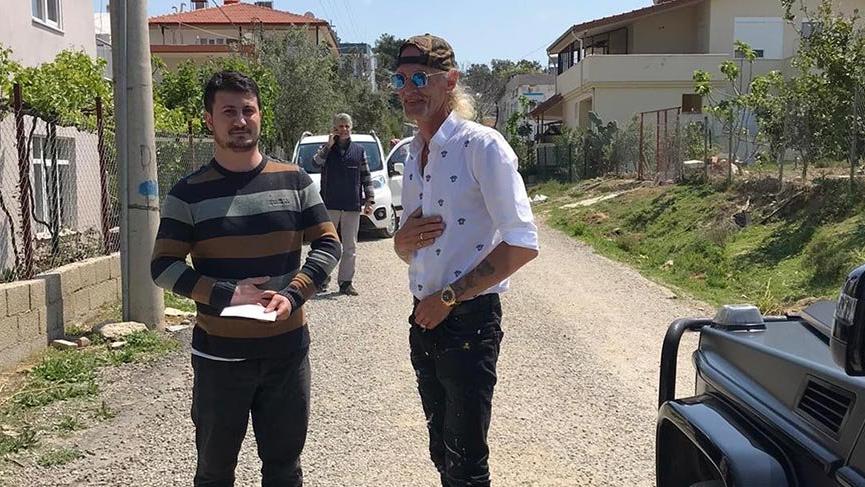 Alman hayırsever kapı kapı dolaşıp, ihtiyaç sahiplerine para dağıttı