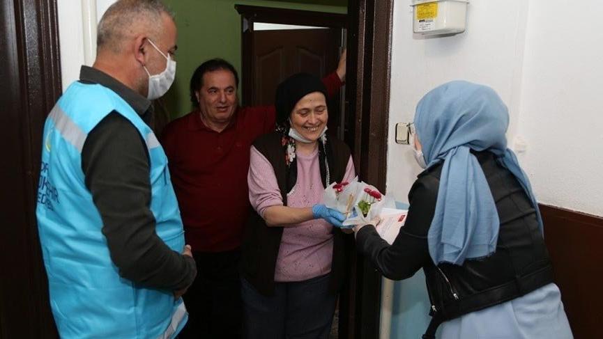 Ordu’da evde kalanlara çiçek hediye edildi