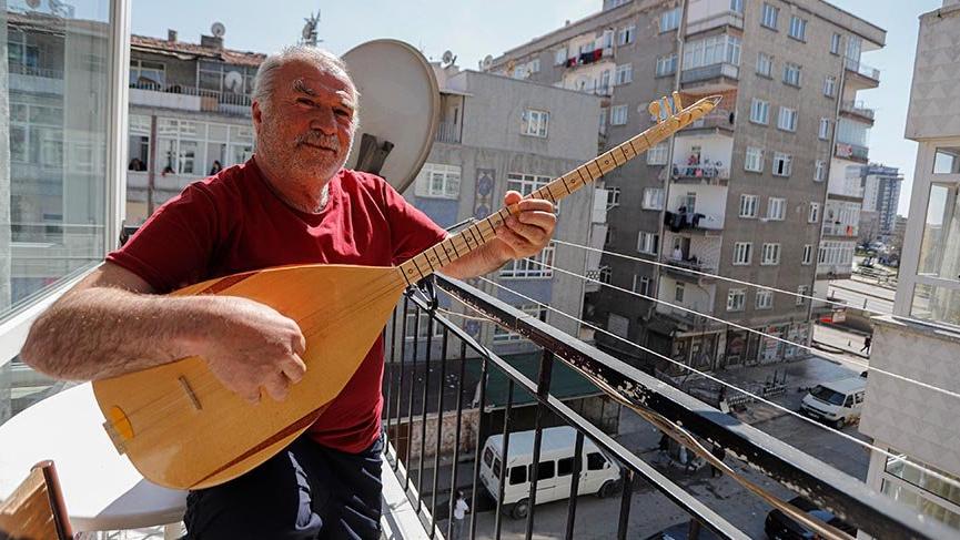 Evde kalanlara balkonda sazlı sözlü konser