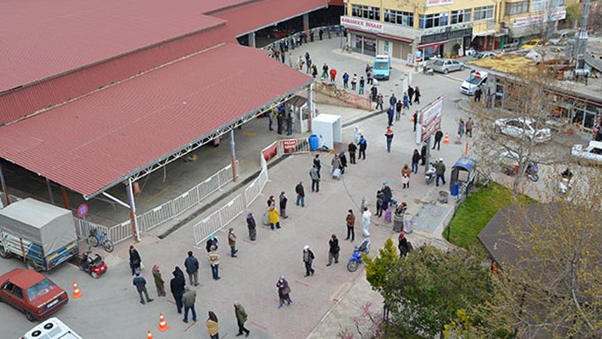 Pazar girişinde 1 kilometrelik kuyruk!