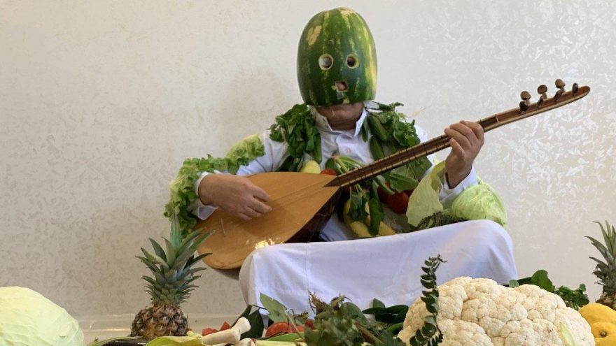 Türkücü Aydın Aydın karpuz kabuğundan maske yapıp ‘Evde Kal’ mesajı verdi