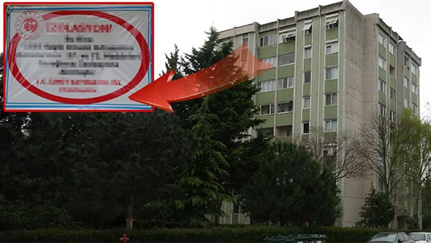 8 katlı apartman karantinaya alındı! Giriş kapısına bu yazı asıldı