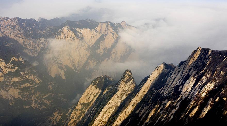 Çin’deki Hua Dağı, Shaanxi bölgesindeki Huayin şehri yakınlarında bulunuyor.