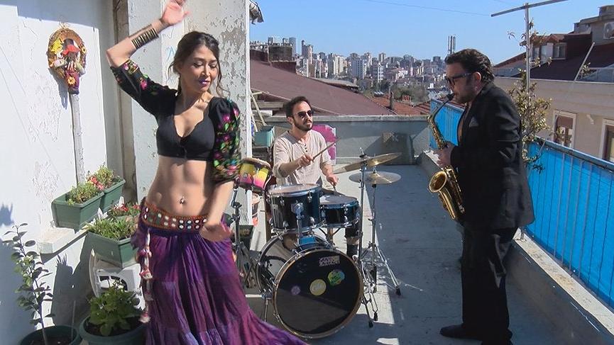 Sokağa çıkamayan komşularına danslı müzikli konser verdiler