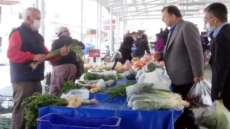 Pazarı maskesiz ve eldivensiz dolaştı!