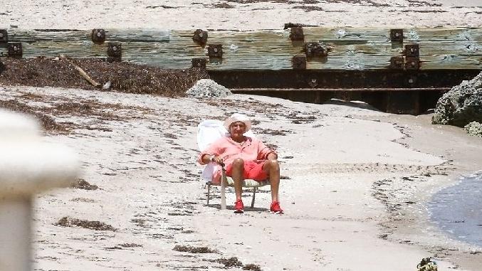 Rod Stewart, karantina günlerini tek başına plajda geçiriyor