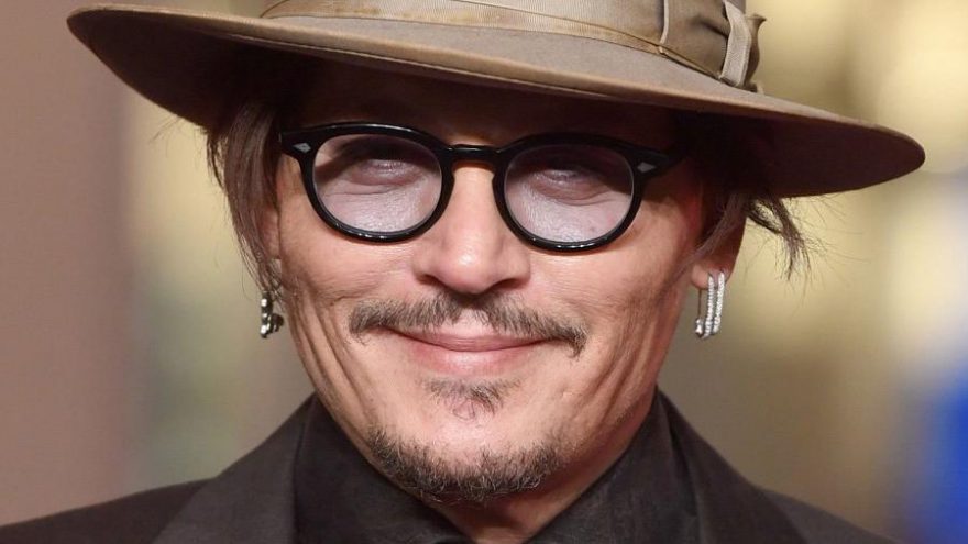 Johnny Depp 1 saatte 1 milyon takipçiye ulaşarak rekor kırdı