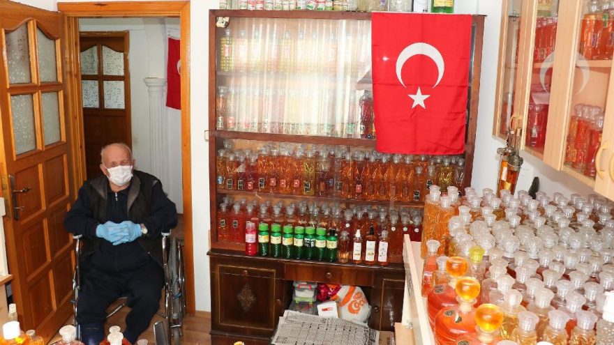 50 yılda biriktirdiği 3 bin şişe kolonyayı dağıtıyor