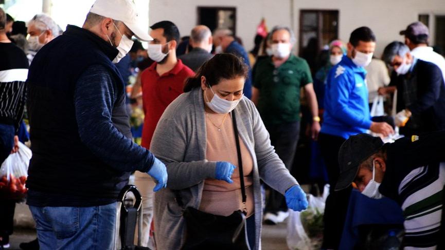 Sokağa çıkma yasağı öncesi semt pazarlarındaki vatandaşlar sosyal mesafe dinlemedi