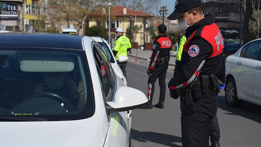 Sağlığını değil, cezayı düşündüler! Polisi gören maske taktı