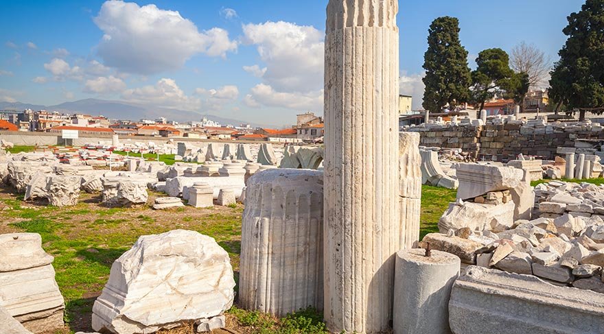 Yapılan kazılarda ayrıca, Tanrı Hermes, Dionysos, Eros, Herakles heykellerinin yanı sıra birçok erkek, kadın, hayvan heykeli, kabartma, figürin, mermer, kemik, cam, maden ve pişmiş topraktan eserler ortaya çıkarılmıştı.